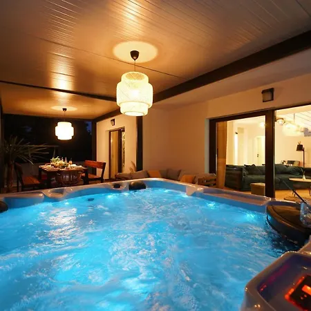 Suncica With Heated Pool, Jacuzzi And Bikes Near Zadar ヴィラ Sukošan