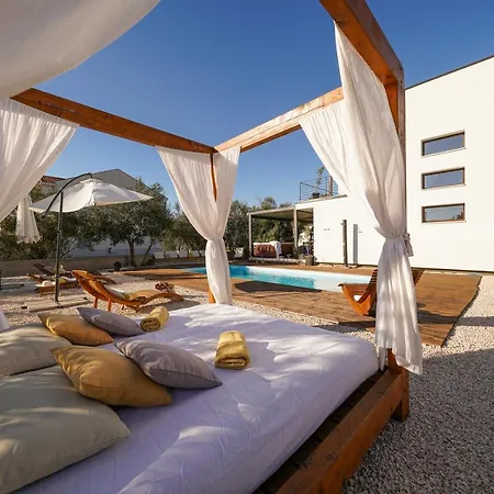 Suncica With Heated Pool, Jacuzzi And Bikes Near Zadar *