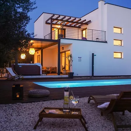 Suncica With Heated Pool, Jacuzzi And Bikes Near Zadar Villa