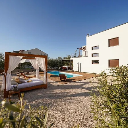 Suncica With Heated Pool, Jacuzzi And Bikes Near Zadar *