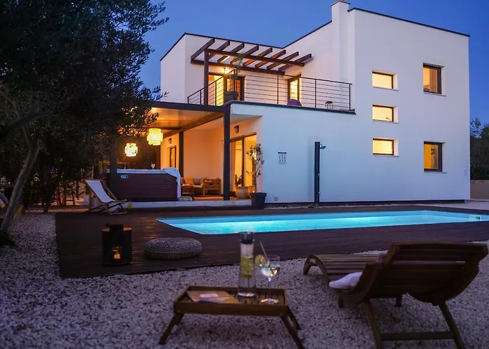Suncica With Heated Pool, Jacuzzi And Bikes Near Zadar Vila