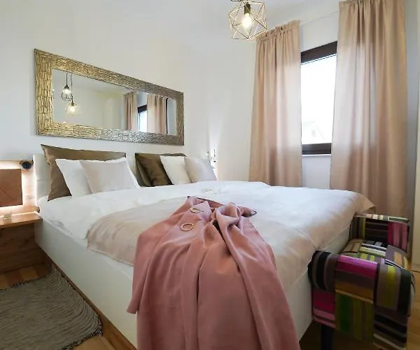 Suncica With Heated Pool, Jacuzzi And Bikes Near Zadar Vila